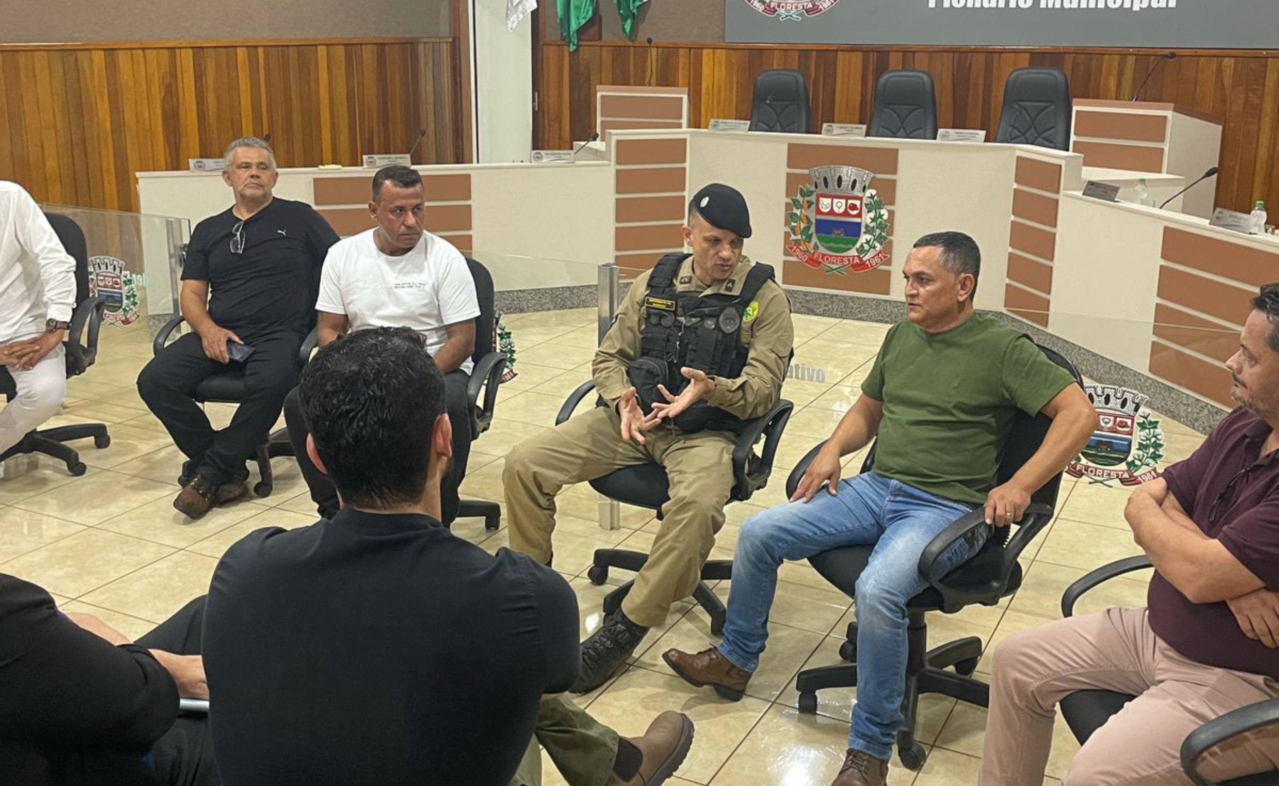 Vereadores se reúnem com CONSEG e PM para tratarem de segurança em Floresta